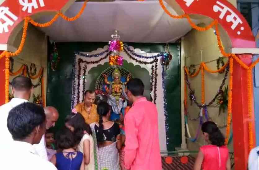 Video- देवशिल्पी की पूजा में गूंजे मंत्र, बजी घंटियां, श्रद्धालुओं ने कहा- दाढ़ी वाले बाबा की... जय Video- देवशिल्पी की पूजा में गूंजे मंत्र, बजी घंटियां, श्रद्धालुओं ने कहा- दाढ़ी वाले बाबा की... जय
