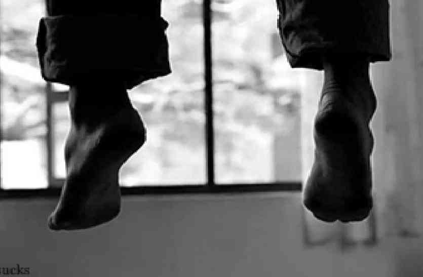 Woman suicide पति से परेशान पत्नी ने दुमुह बच्चे सहित फाँसी लगाई