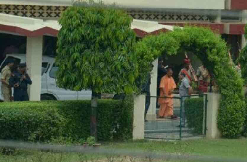 cm yogi in varanasi सीएम योगी आदित्यनाथ वाराणसी पहुंचे, विकास योजनाओं की करेंगे समीक्षा