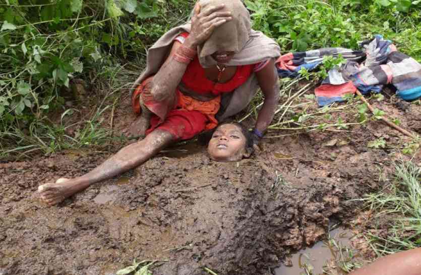 Daughter dead body buried in dung बेटी को जिंदा करने गोबर में लाश गाड़कर बिलखती रही मां, फोटो देखकर खड़े हो जाएंगे रोंगटे