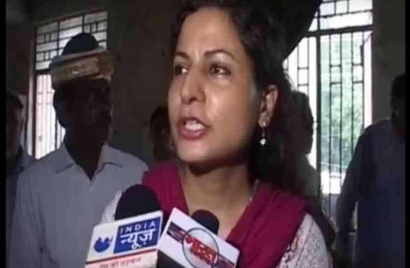 Sitapur District Magistrate Dr Sarika Mohan सीतापुर डीएम सारिका मोहन ने किया नगर पालिका का निरीक्षण, नई बिल्डिंग में गड़बड़झाला, काम रोका