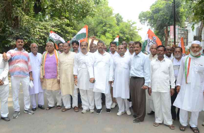 Congress news बढ़ती महंगाई के खिलाफ कांग्रेसी सड़क पर उतरे