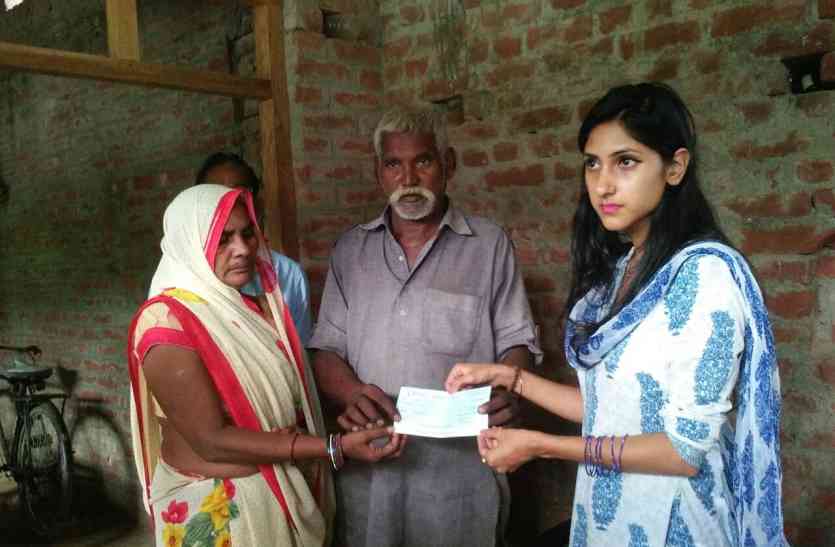 Congress MLA Aditi Singh शहीद अजयपाल के परिजनों को कांग्रेस विधायक ने सौंपा पांच लाख का चेक
