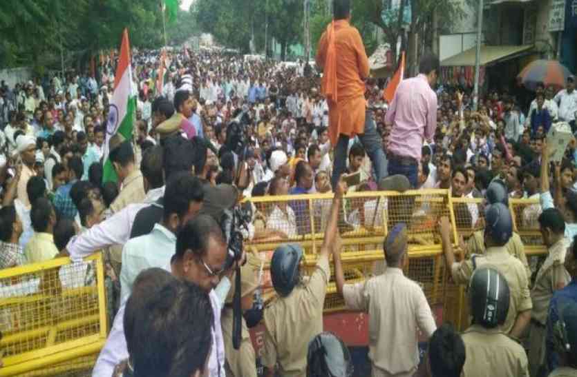 Gram Rojgar Sevak Protest in lucknow ग्राम रोजगार सेवक और पुलिस में जमकर झड़प, लाठीचार्ज
