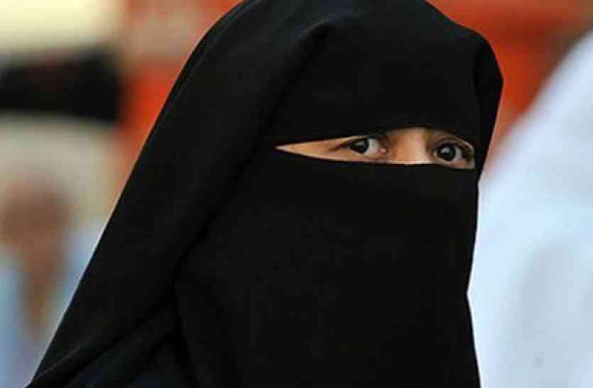 triple talaq जमीन बेचने से मना किया तो शौहर ने दिया तीन तलाक, सात बच्चों के साथ भटक रही महिला