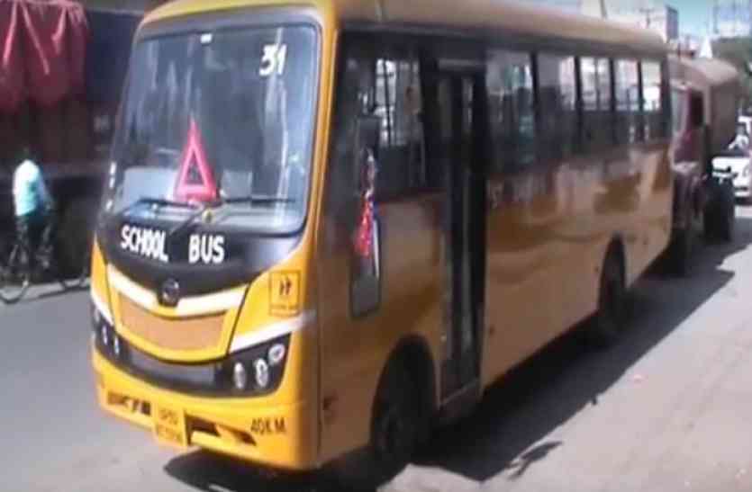 Road Incident Hardoi एसपी बंगले के पास मासूम को स्कूली बस ने कुचला, मौके पर मौत
