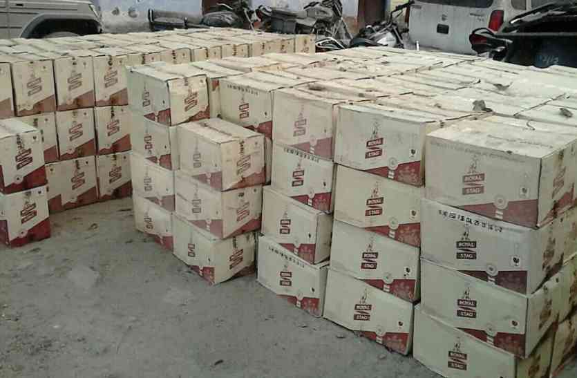 illegal liquor video: सोप स्टोन के नीचे दबाकर ले जाई जा रही थी अवैध शराब, पुलिस ने नाकाबंदी कर ट्र्र्रक पकड़ा, चालक फरार, खलासी गिरफ्तार