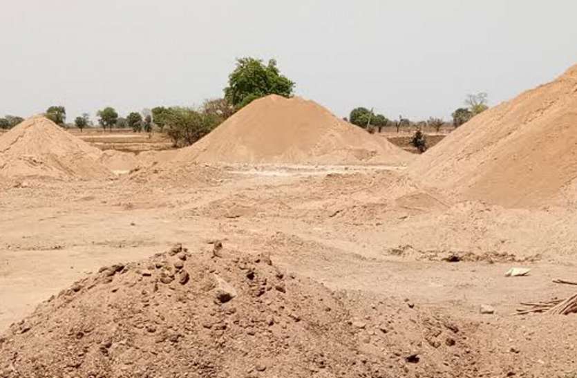 Seized two dumper रेत व मुरम से भरे तीन हाइवा और दो डम्पर जब्त