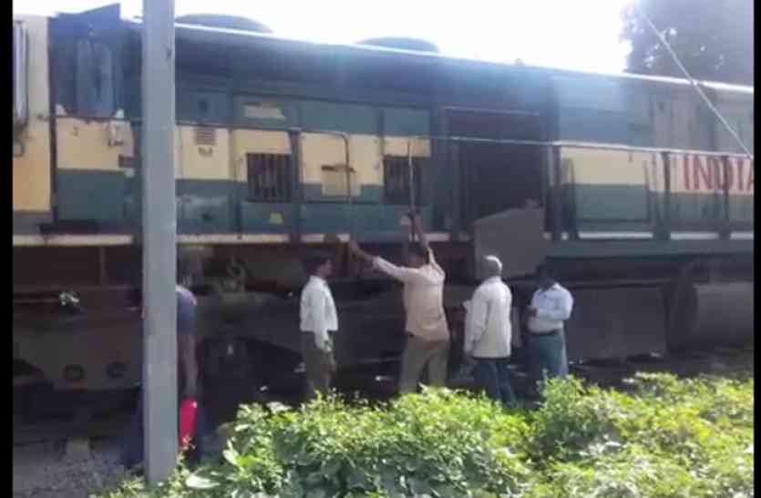 Engineers suspended सीतापुर में दो ट्रेनों के इंजन पटरी से उतरे, इंजीनियर निलंबित