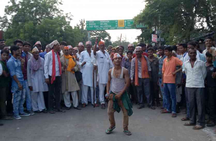 kisan बुंदेलखण्ड किसानों ने सूखा घोषित किये जाने और मुआवजे की मांग को लेकर झांसी मिर्जापुर राष्टीय राजमार्ग पर लगाया जाम