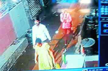 thag cheated woman and took away her jewelery ठगी का ऐसा तरीका पहले कभी सुना नहीं होगा, रास्ते में रोका पैर छुए और बस लगा दी चपत