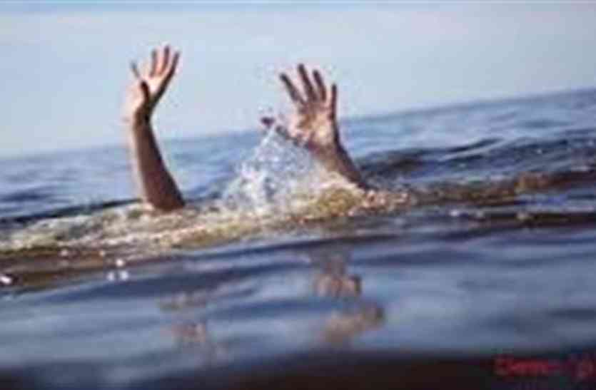 Death of two sisters drowning in lake झील में डूब कर दो मासूम चचेरी बहनों की मौत