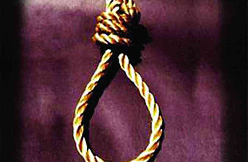 Suicide by hanging in one sided love मैं तुम्हे मरने के बाद भी प्यार करता रहंूगा...एक तरफा प्यार में लिखा सोसाइड नोट और लगाई फांसी