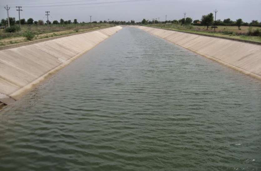 Narmda water supply नर्मदा अधिकारी : धरनार्थी हमें गालियां दे रहे हैं... विधायक: पूरा पानी नहीं मिला तो आंदोलन होगा उग्र