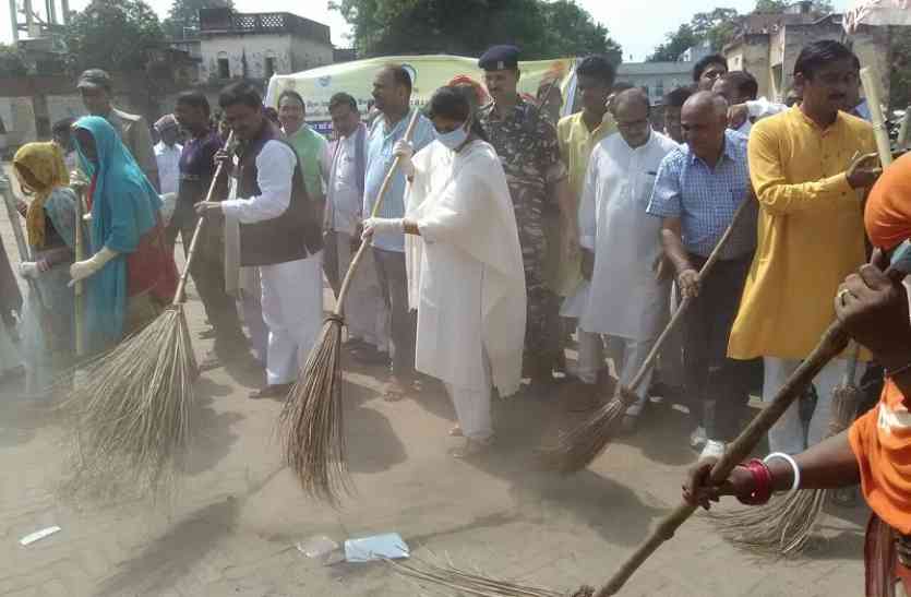 cleanliness campaign, केंद्रीय मंत्री अनुप्रिया पटेल ने मिर्जापुर में बस स्टैण्ड पर लगाई झाड़ू, की स्वच्छता की अपील