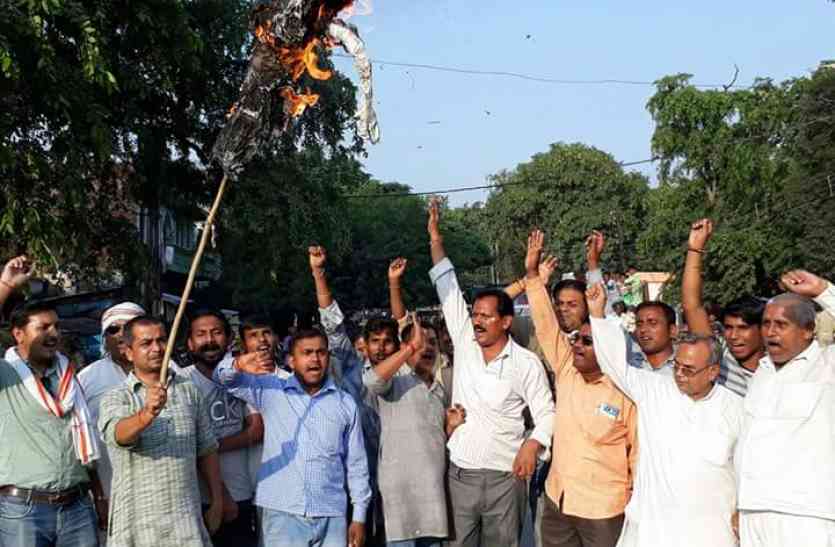 Chitrakoot Congress राजबब्बर की गिरफ्तारी के विरोध में कांग्रेस कार्यकर्ताओं ने फूंका सीएम योगी का पुतला