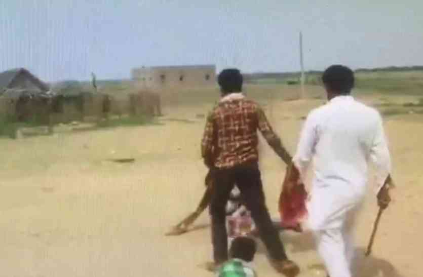 woman beaten up brutally while her daughter abducted जोधपुर में नारी उत्थान को तिलांजलि, वीडियो में देखें महिला के साथ हुआ एेसा सलूक कि रोंगटे खड़े हो जाएं