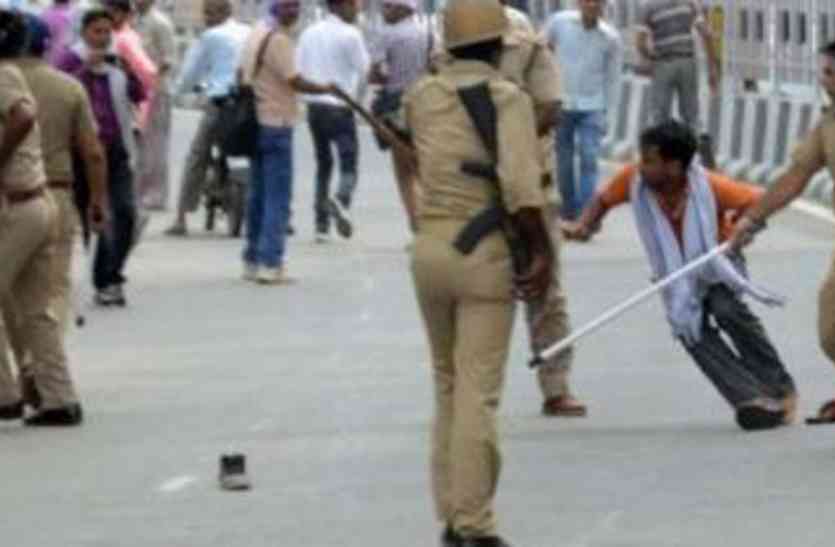 Gram Rojgar Sevak Protest in Lucknow सीएम आवास घेरने जा रहे ग्राम रोजगार सेवकों ने किया पुलिस पर पथराव, 50 गिरफ्तार