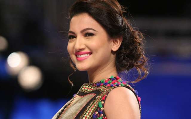 kapil-sharma-gauahar-khan-reacted-video-man-kicking-cat
