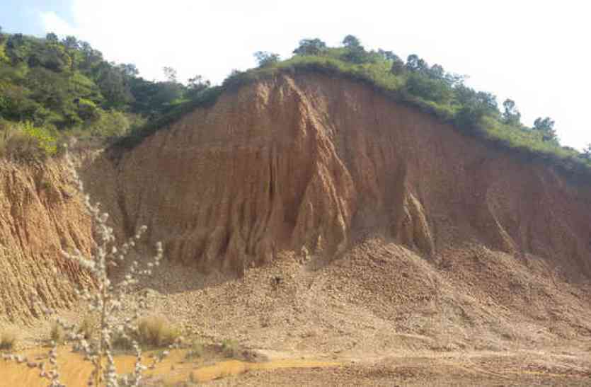 illegal mining भूमाफियाओं पर बड़ी कार्रवाई, सपा के पूर्व मंत्री सहित 41 लोगों पर मुकदमा दर्ज