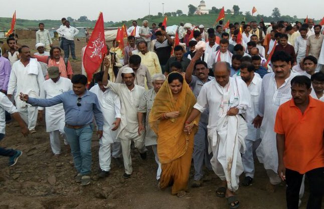 Congress leader Digvijay Singh started Narmada Parikrama | सीएम शिवराज के जवाब में दिग्गी का दांव, पत्नी के साथ शुरू की नर्मदा परिक्रमा | Patrika News