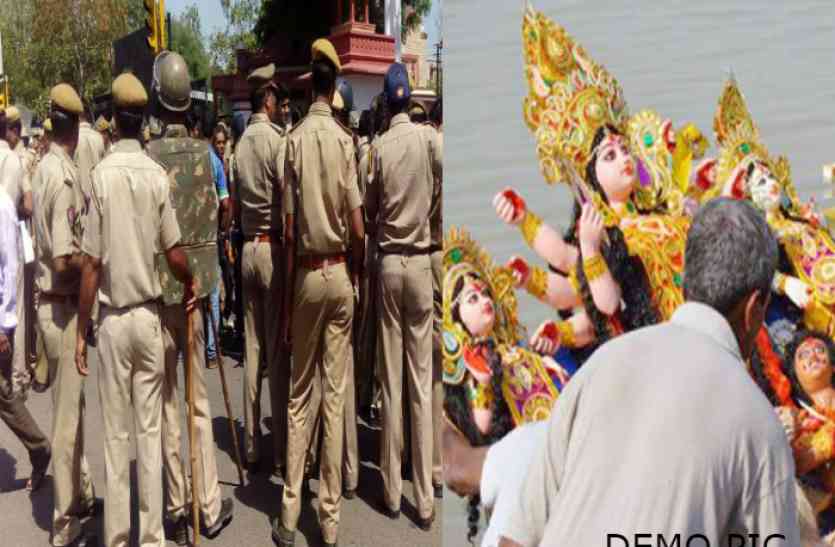 Durga Statue immersion आजमगढ़ के गांव में जबरदस्ती विसर्जित करायी गयी देवी प्रतिमा, बवाल की थी आशंका
