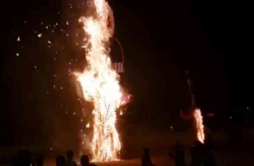 Ravan Dahan 2017, मथुरा के रामलीला मैदान में आतिशबाजी के बीच हुआ रावण दहन