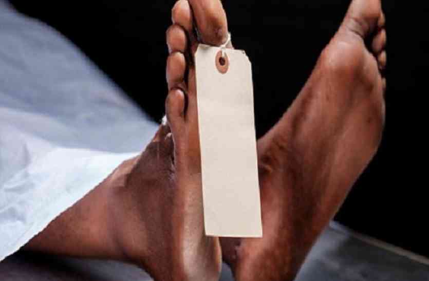 Dead Body यूपी के मिर्जापुर में बुजुर्ग की पीटकर हत्या, गांव में तनाव