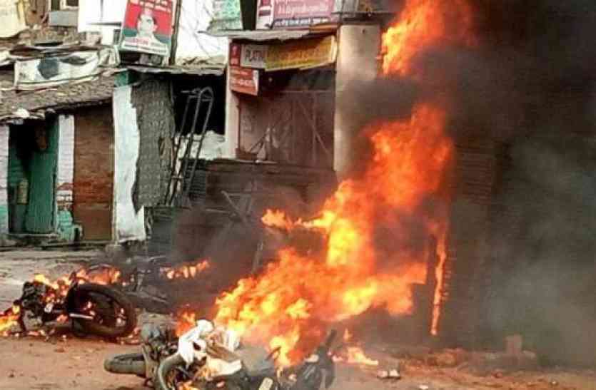 kanpur Crime कानपुर में होर्डिंग्स फाड़े जाने पर दो समुदाय में विवाद, आगजनी-पथराव के बाद लाठीचार्ज