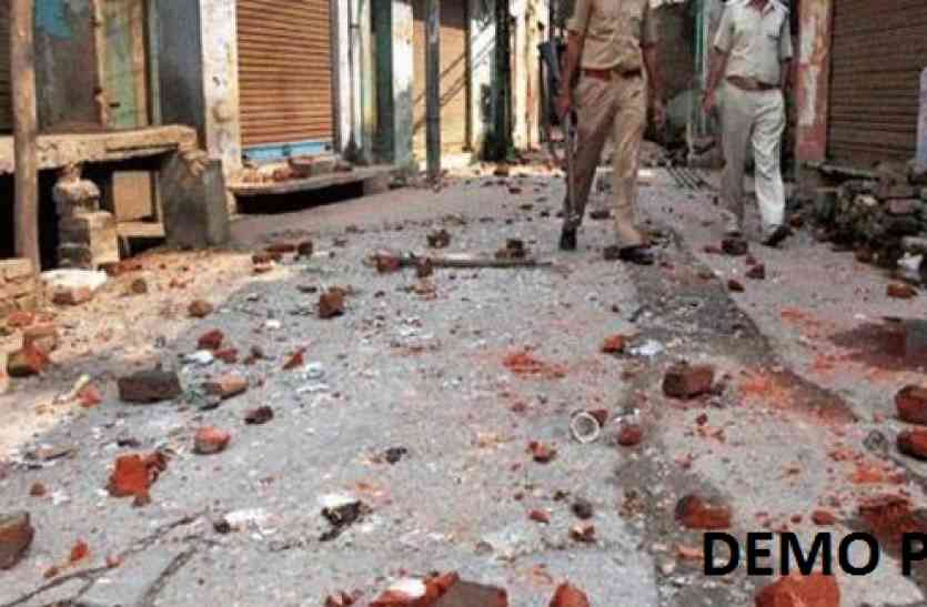 Stoning on Taziya Juloos आजमगढ़ में ताजिया जुलूस के दौरान जमकर हुआ पथराव, चार घायल