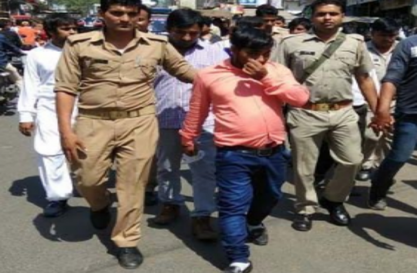 agra police गेस्ट हाउस में चल रहा था सट्टे का बड़ा रैकेट, पुलिस ने दबोचे