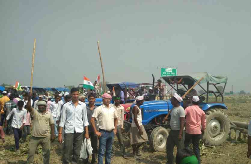 Trans Ganga City उन्नाव में ट्रांस गंगा सिटी की जमीन पर कब्जा कर किसानों ने हल से जोता