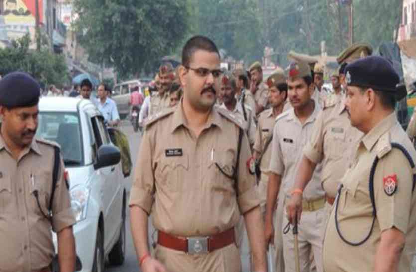 Etawah SSP Vaibhav Krishna एसएसपी ने रिश्वत लेते रंगे हाथों पकड़ा, दो थानाध्यक्ष सहित सात निलंबित
