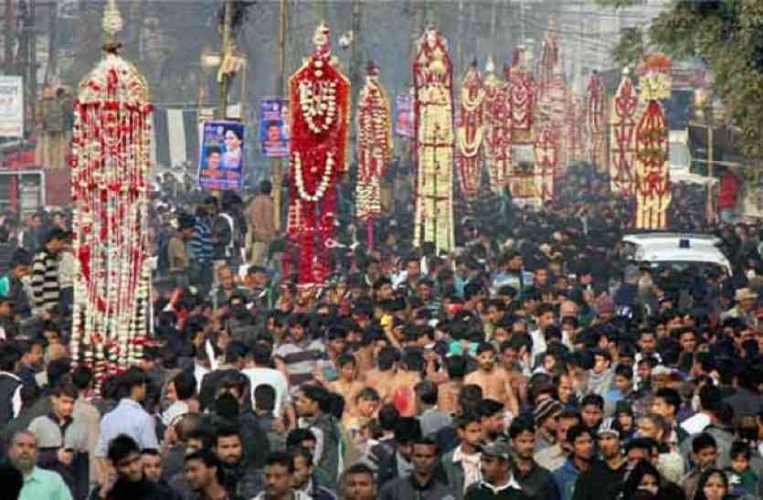 tajia procession ताजिया जुलूस के करतब में युवक हुआ घायल