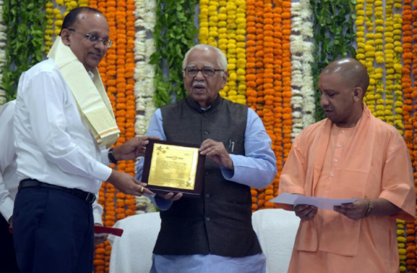 DM Of Gautam Budh Nagar And Meerut Awarded For Swachchh Bharat ...