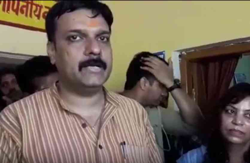 BJP MLA Shashank Trivedi सीतापुर में भाजपा विधायक ने दी कार्यकर्ता को जान से मारने की धमकी, ऑडियो आया सामने