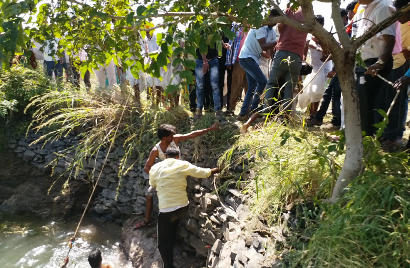Painful Incident: Mother thirsty quenched child in the well, dipped by the feet sliding दर्दनाक हादसा: मां की प्यास बुझाने कुएं में उतरा बच्चा, पैर फिसलने से डूबा, दोनों की मौत
