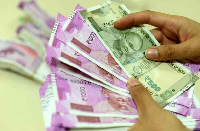 salary hike 7वां वेतन आयोग: केंद्रीय कर्मचारियों के लिए 2018 लेकर आएगा खुशखबरी, सरकार बढ़ा सकती है सैलरी