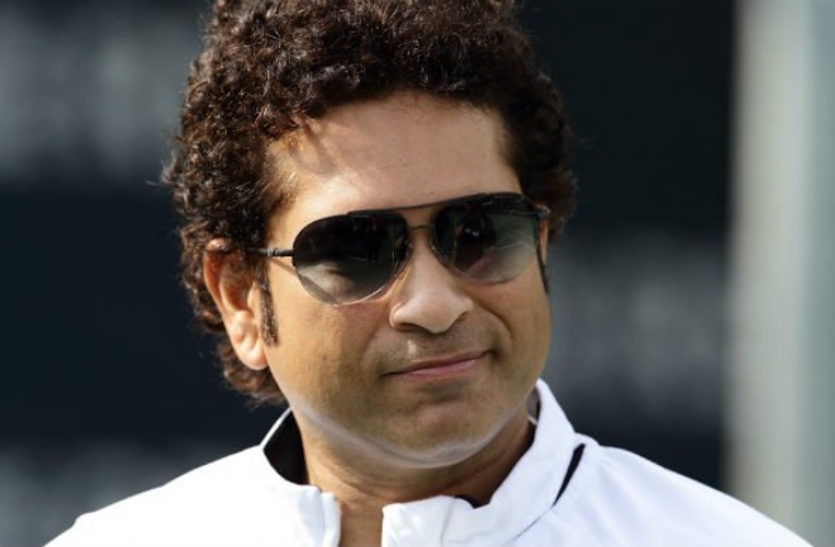 Cricketer Sachin Tendulkar visit Masauli Barabanki UP India New बाराबंकी में सचिन तेंदुलकर, 300 घरों को क्रिकेट के भगवान ने दी बड़ी सौगात