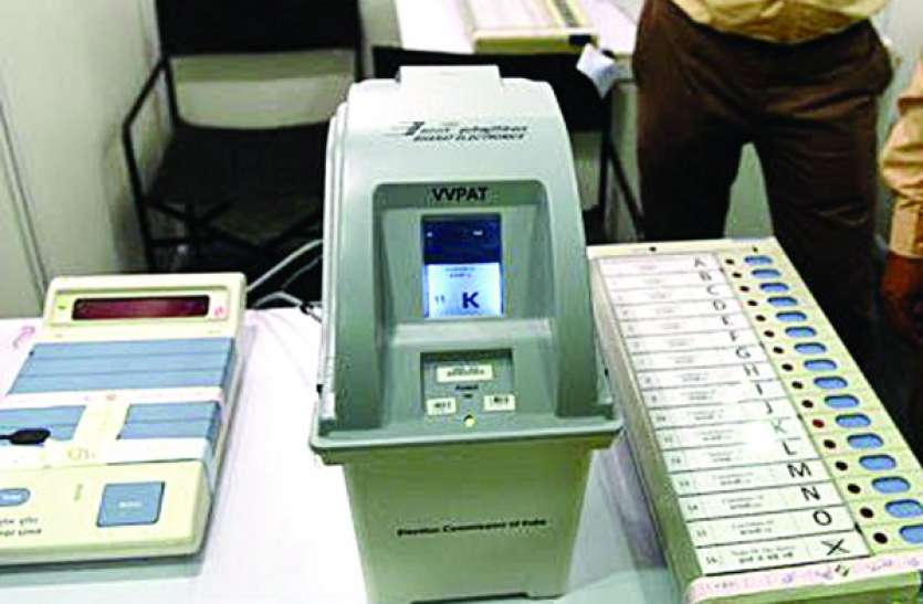 vvpat machine ईवीएम और वीवीपैट की प्रदर्शनी लगा मतदान की प्रक्रिया समझा रहे बीएलओ , अब तक 3 हजार लोगों ने समझी प्रकिया