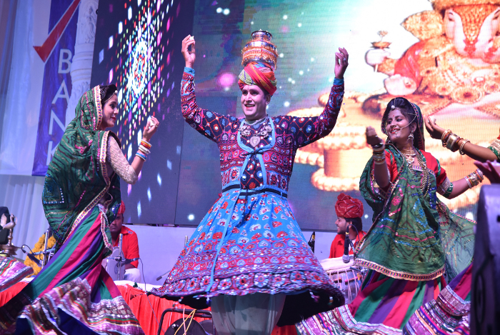 dance जैसलमेर के लोक कलाकारों ने मेनार में बिखेरे लोक संस्कृतिक के रंग , सांस्कृतिक कार्यक्रमों को देख झूम उठे श्रद्धालुु