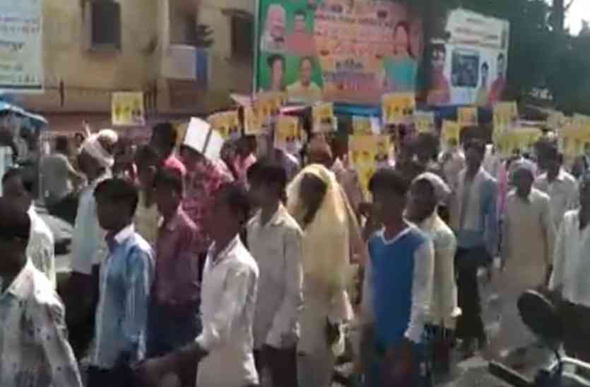 raja pasi swabhiman rally in sitapur कुरीतियों को छोड़कर शिक्षा से नाता जोड़े पासी समाज: सूबेदार सुमन