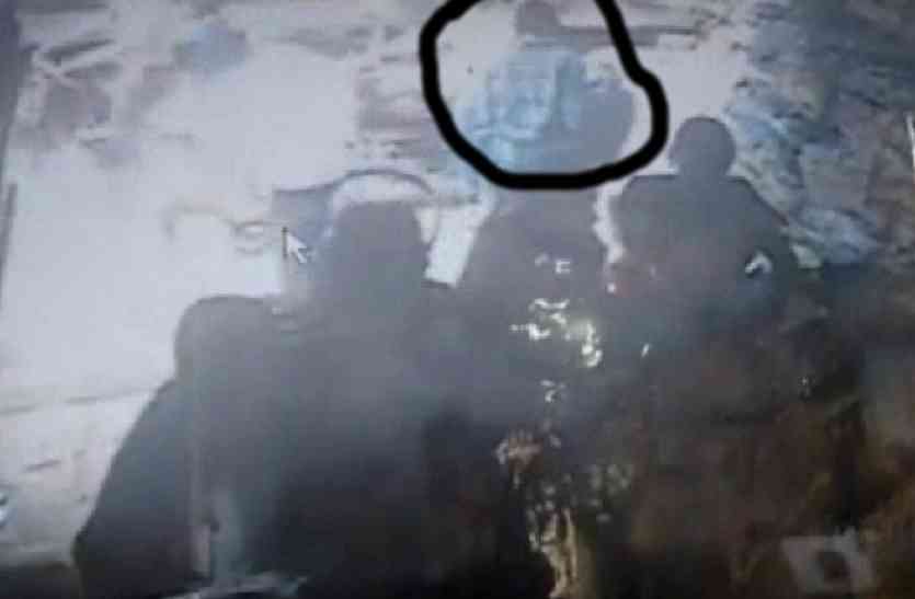 Gonda Crime दिनदहाड़े महिला का बैग छीना, सीसीटीवी की मदद से पकड़ाया लुटेरा