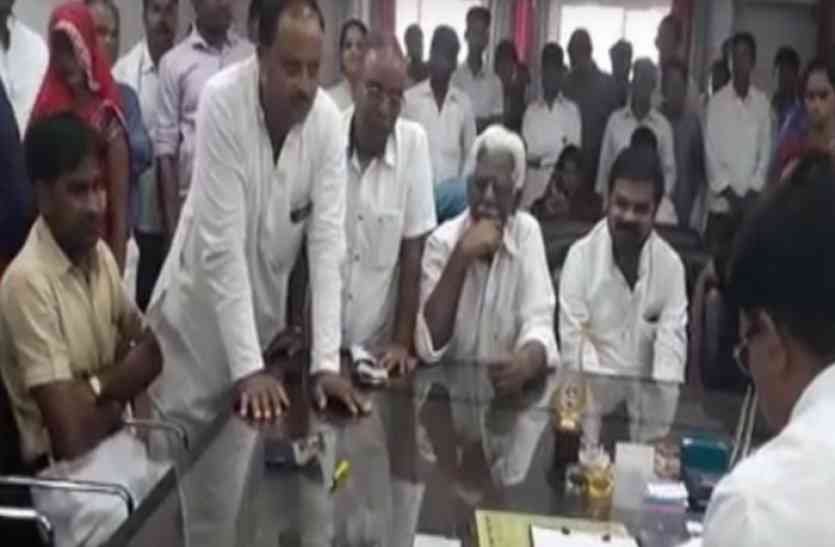 Kannauj Sadar Block Chiefs news जिला पंचायत अध्यक्ष व कन्नौज सदर ब्लाक प्रमुख की कुर्सी की लड़ाई में न जाने कौन पड़ेगा किस पर भारी