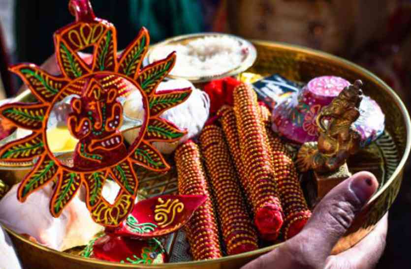 karva chauth 2017 karva chauth 2017: बाजारों में रही रोनक, महिलाओं ने खरीदे श्रृंगार के सामान