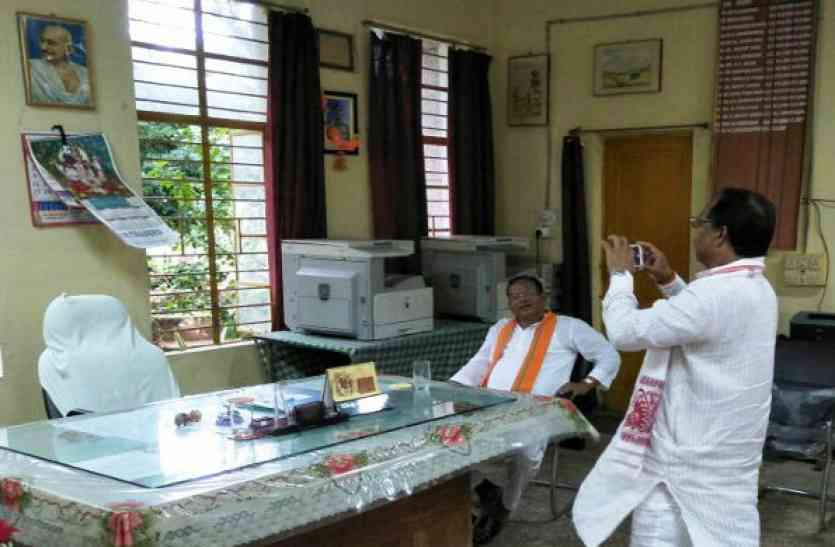 former home minister made video दीवार पर नहीं मिली तस्वीर तो गृहमंत्री व कृषि मंत्री ने लगाई फटकार, पूर्व गृहमंत्री ने बनाया Video