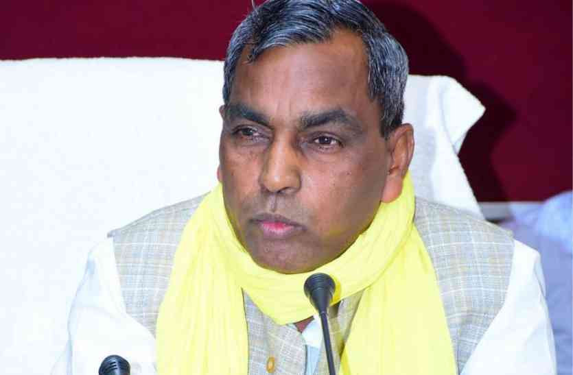 up minister मंत्री ने बच्चों की शिक्षा और स्कूल आने पर एक विवादित बयान, सोशल मीडिया पर हो रही है खिचाई