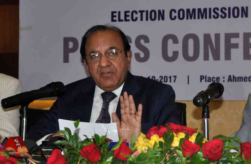 Election commission officials in Gujrat चुनाव आयोग ने कहा- दिसम्बर में ही होंगे गुजरात विधानसभा चुनाव