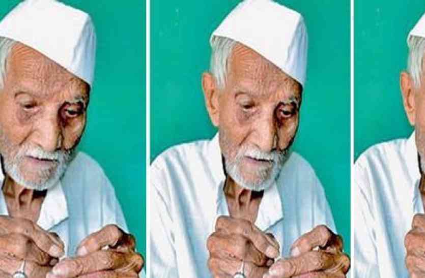 stand on his feet लकवाग्रस्त बेटे के इलाज़ के लिए 98 साल के पिता कर रहे हैं सिलाई का काम, उठा रहे हैं परिवार का पूरा खर्च