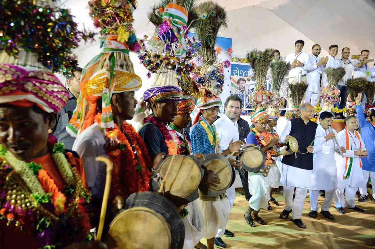 Ex-CM Ashok Gehlot Dance and Rahul Gandhi Dance with Gujarat Tribes